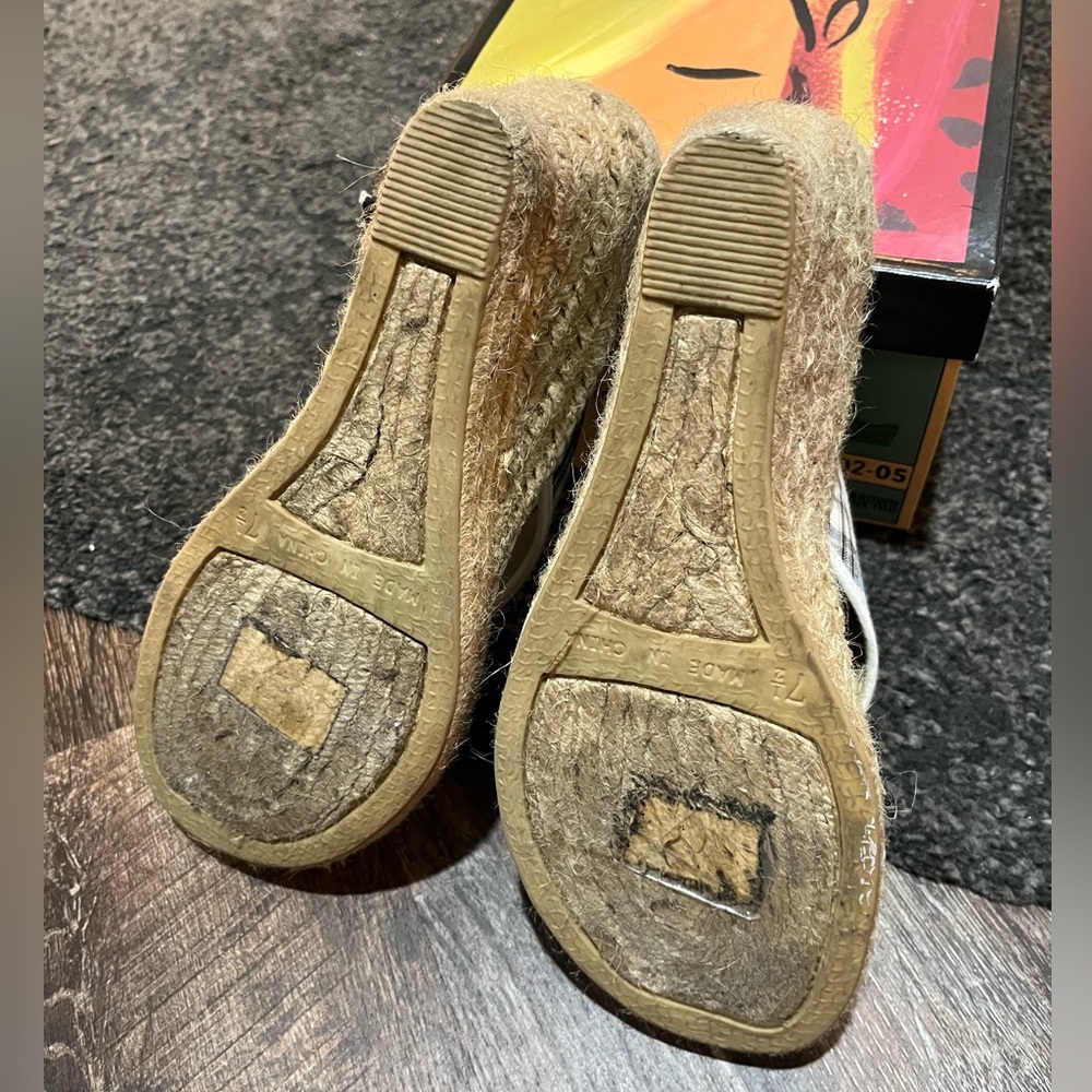 Montego Bay Club. 71/2 women’s shoes. Plaid flip flops. - Picture 7 of 11